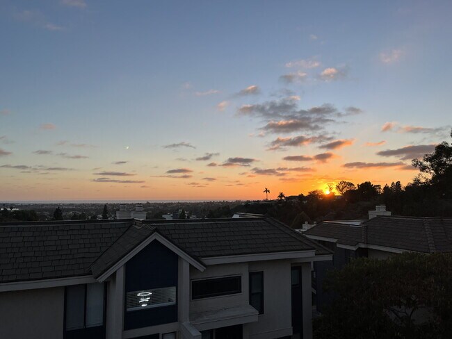 Building Photo - Welcome to this beautiful 1,042 sq. ft. condo offering modern comfort in a prime location!