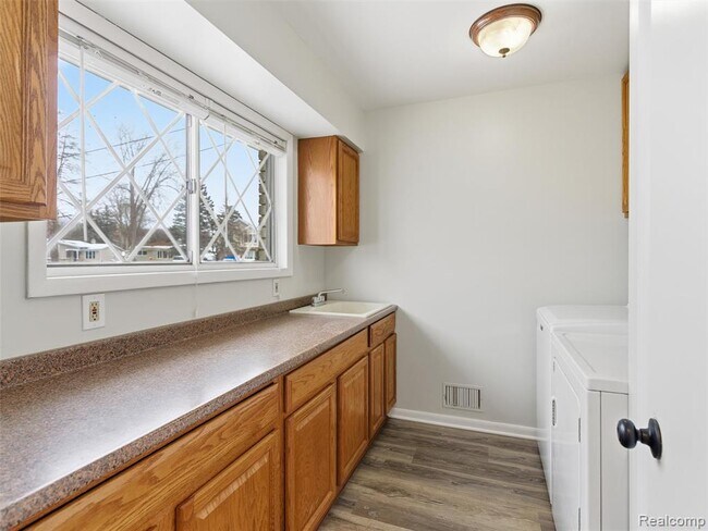 Building Photo - 38301 Murdick Dr