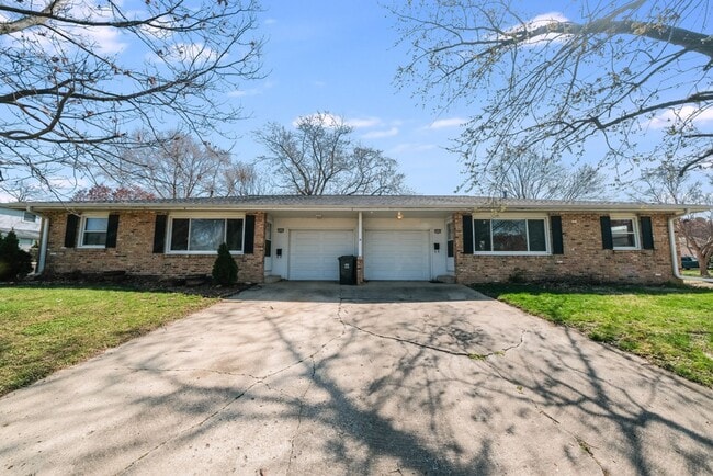 Building Photo - 2 bedroom 1 bathroom duplex-Available JUNE 2026