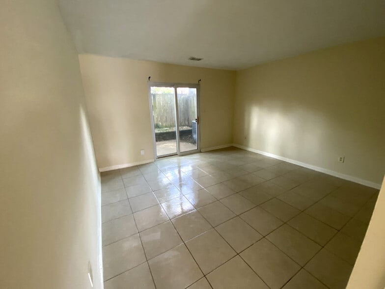 Building Photo - 184 Montmullin St