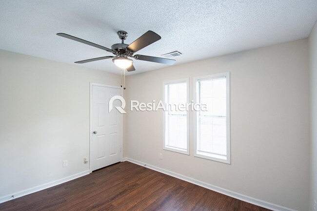 Building Photo - Newly Renovated 5/3 in Wonderful Bartlett ...