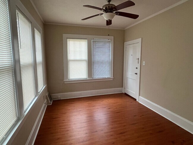 Building Photo - Pretty Condo In Highly Desirable Neighborhood