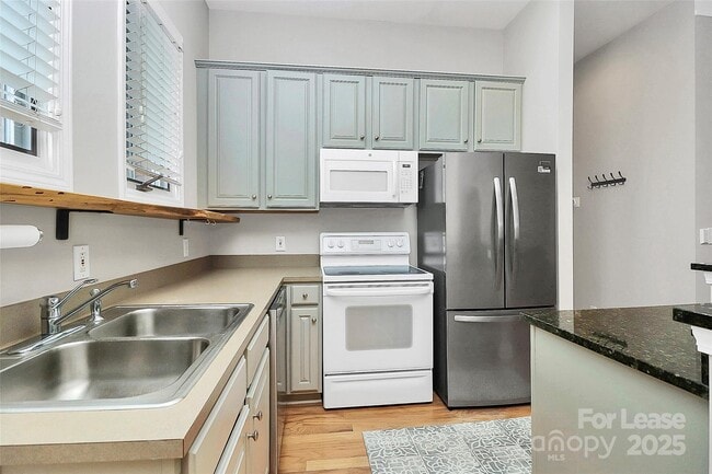 Building Photo - 793 Garden District Dr