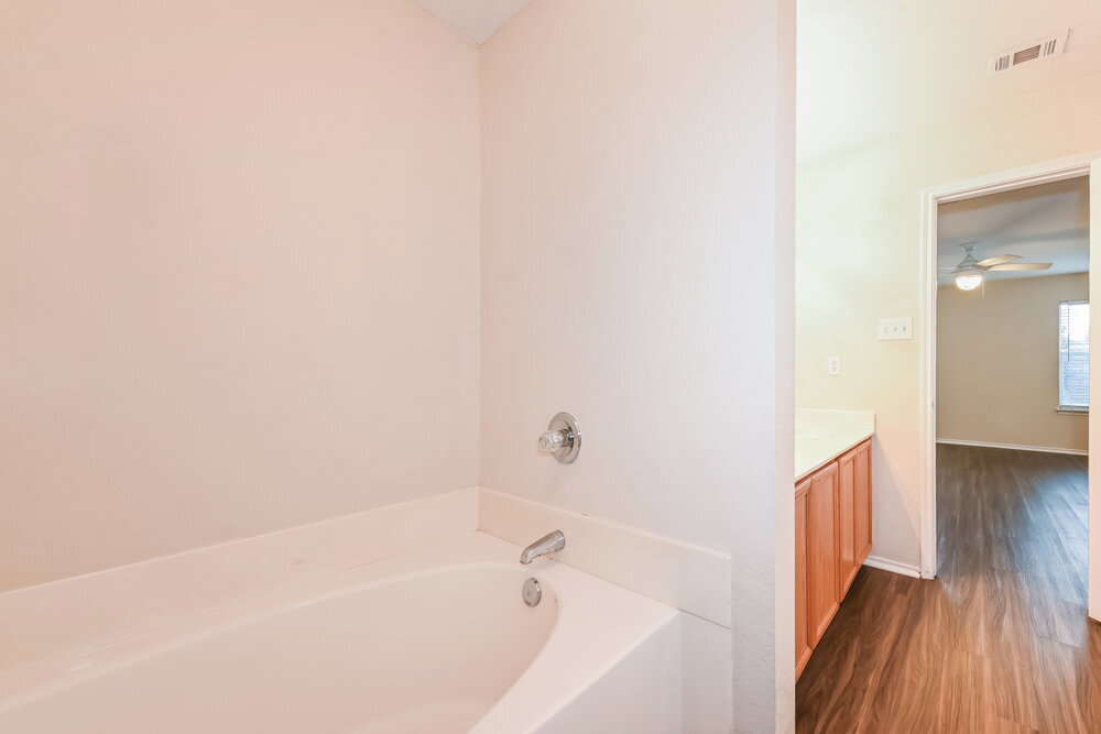 Building Photo - 1011 Caliente Dr