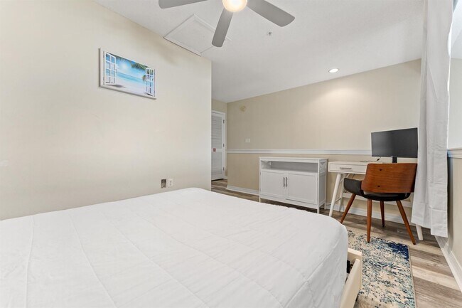 Building Photo - Beautifully furnished 2B/2B condo steps from Gulf of Mexico available for long term lease!
