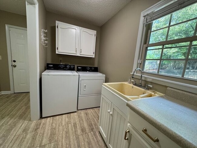 Building Photo - Fenced yard!