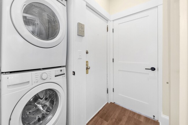 Building Photo - 107 School St