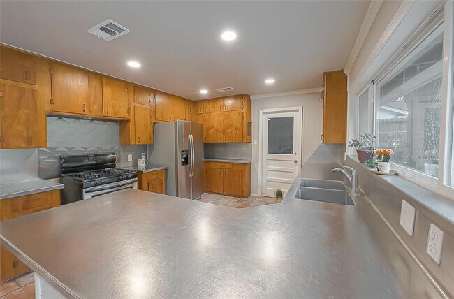 Building Photo - 5238 Beechnut St