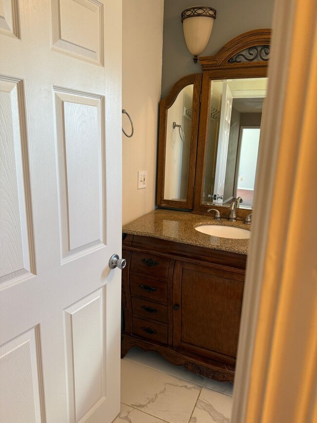 Building Photo - Unique, spacious 5-bdrm/3-bath Craftsman w...