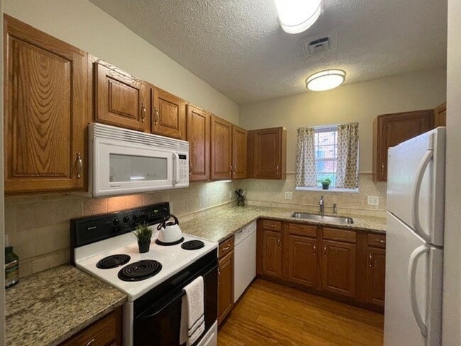 Building Photo - PRICE REDUCTION!!!  LOVELY 2 BEDROOM CONDO...