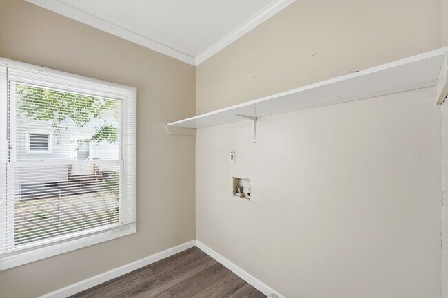 Building Photo - 214 Markham St