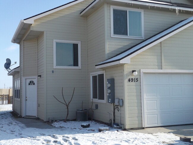 Building Photo - Beautiful Open Floor Plan Featuring Two Be...