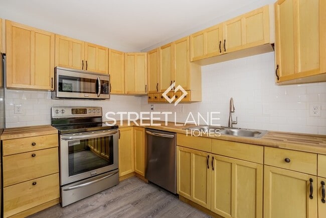 Building Photo - REDUCED!