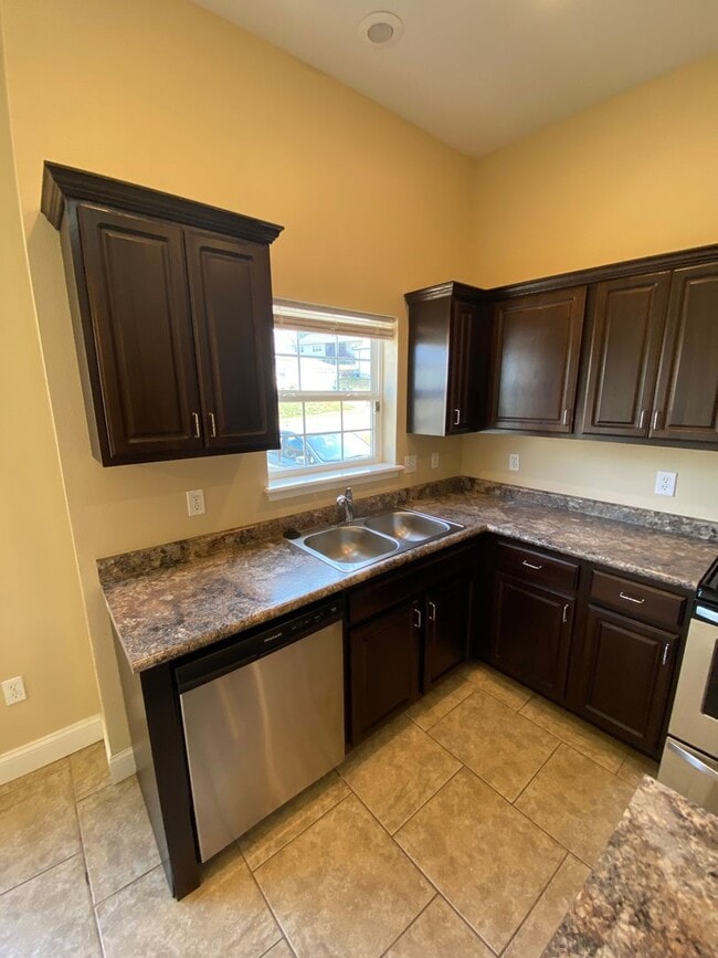 Building Photo - Luxurious 5 Bedroom Home in Woodridge Estates
