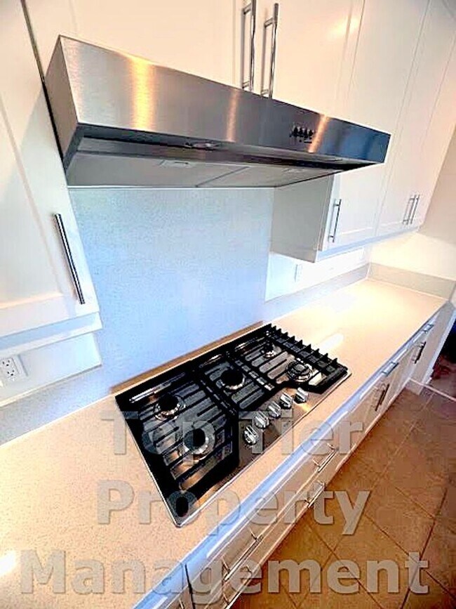 Building Photo - Beautiful & Modern 3 bed/ 3.5 bath/ 2,029 Sqft Condo with amazing Views in Carroll Canyon- Availa...