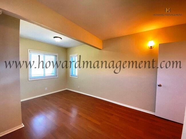 Building Photo - Lovely home with extra large backyard, con...