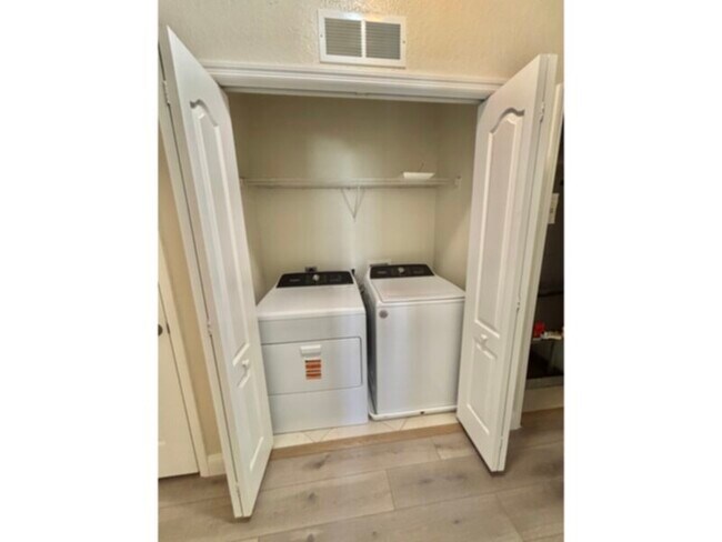 Building Photo - Annual-3 Bedroom 2.5 Bath Townhouse-Fort Myers