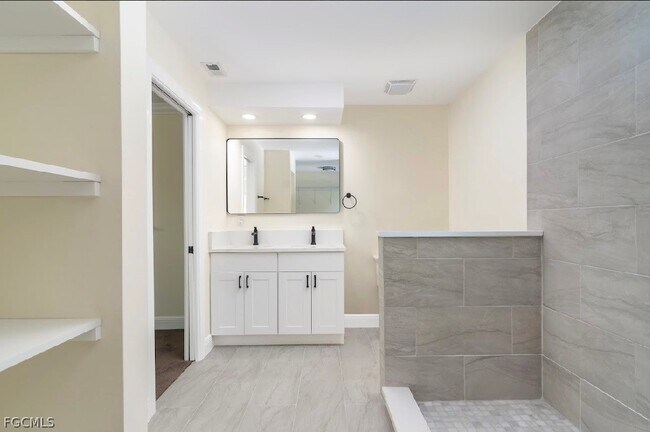 Building Photo - 5111 Country Lakes Dr