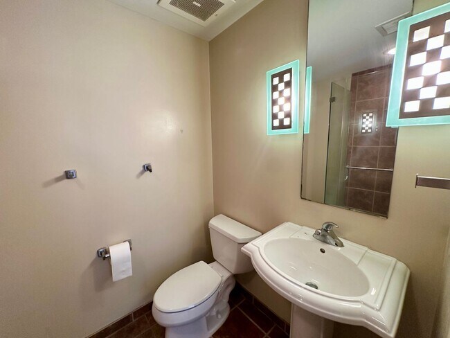 Building Photo - 2/2 Apartment Walking Distance from UT
