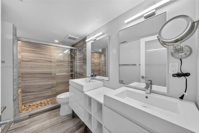 Building Photo - 3401 N Country Club Dr