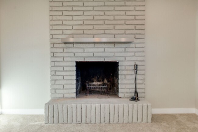 Building Photo - 4 Bedroom, 3 Baths, includes 2 Master Suites Just 1-Mile from ASU