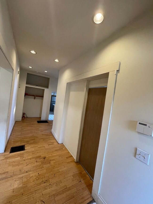 Building Photo - 194 E 14th Ave