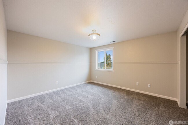 Building Photo - 4 bed, 3.5 bath home in cul-de-sac