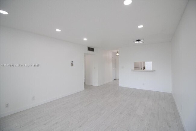 Building Photo - 5031 W Oakland Park Blvd