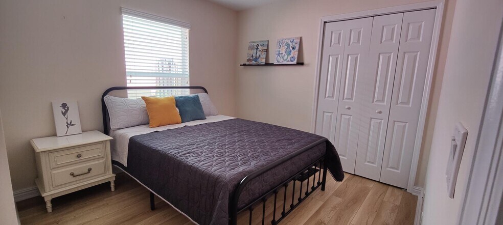 Building Photo - 5795 SE Mitzi Ln