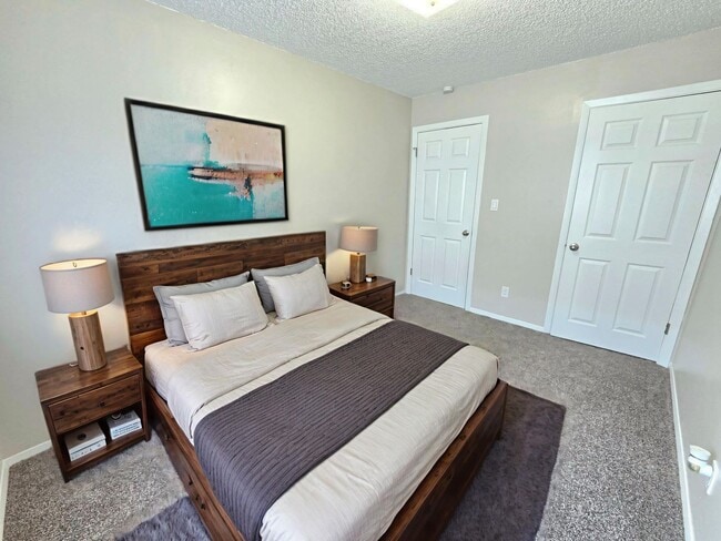 Building Photo - Large 2 Bedroom Apartment with Peak Views!