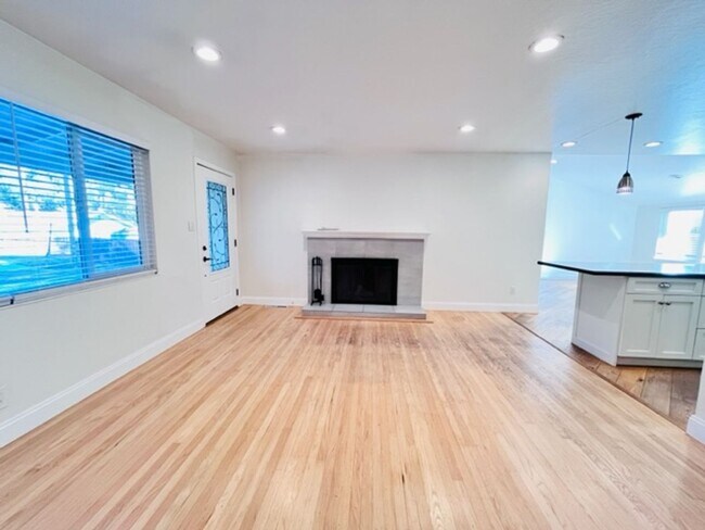 Building Photo - Charming and Move-in Ready 3BD/2BA, Single...