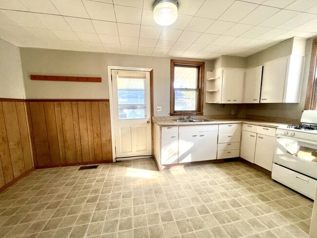 Building Photo - 103 Franklin St