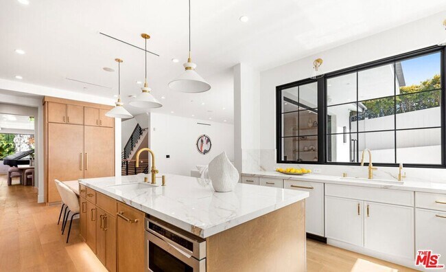 Building Photo - 2565 Patricia Ave