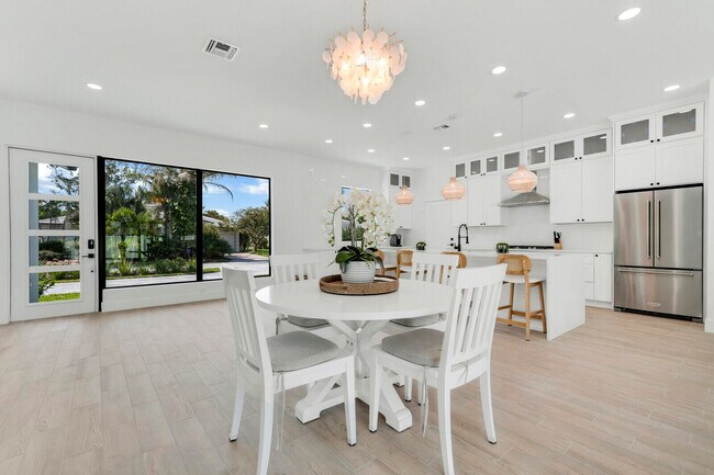 Building Photo - 1248 N Harbor Dr