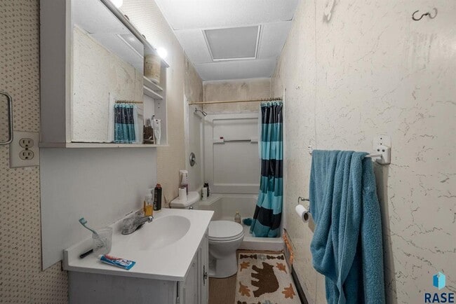 Building Photo - 902 W 8th St