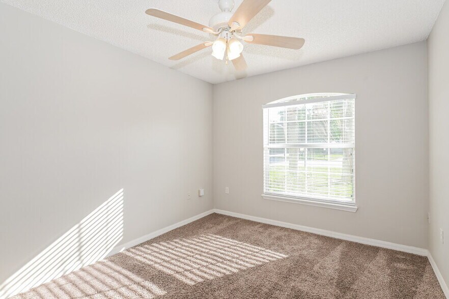 Building Photo - 8448 Oak Crossing Dr W