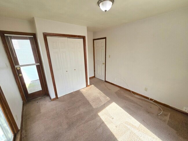 Building Photo - 2-STORY CONDO IN HEART OF PORTSMOUTH! 2 BED/2 BATH!