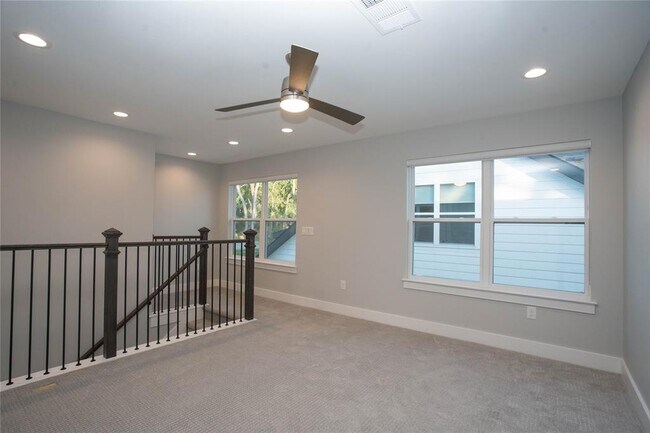 Building Photo - 3018 Sunridge Dr