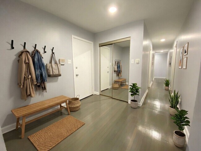 Interior Photo - 906 Montrose