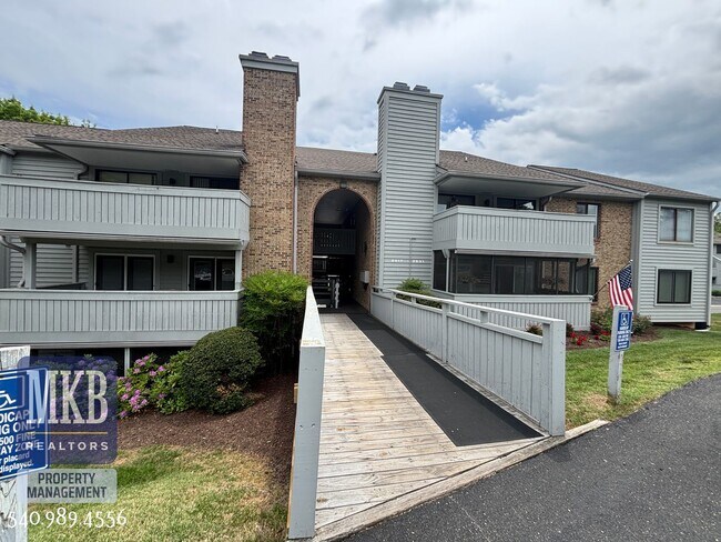 Building Photo - 2527 Gatehouse Ln