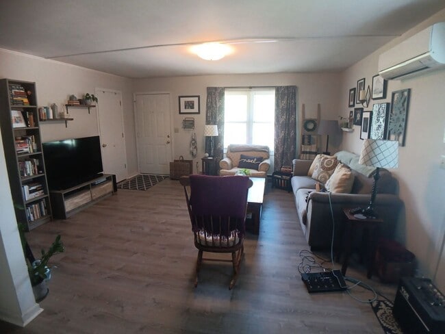 Building Photo - Blacksburg, 2 BR / 1 BA Available Aug 1st