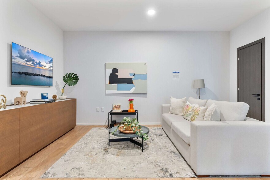 Building Photo - 398 NE 5th St