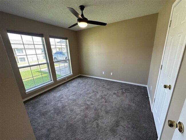 Building Photo - 2305 Haverhill Dr