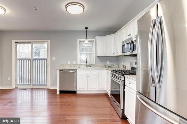 Building Photo - Spacious single family home with full basement