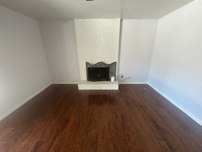 Building Photo - 3 Bedroom 2 Bathroom Centrally Located Near Shopping and Restaurants!