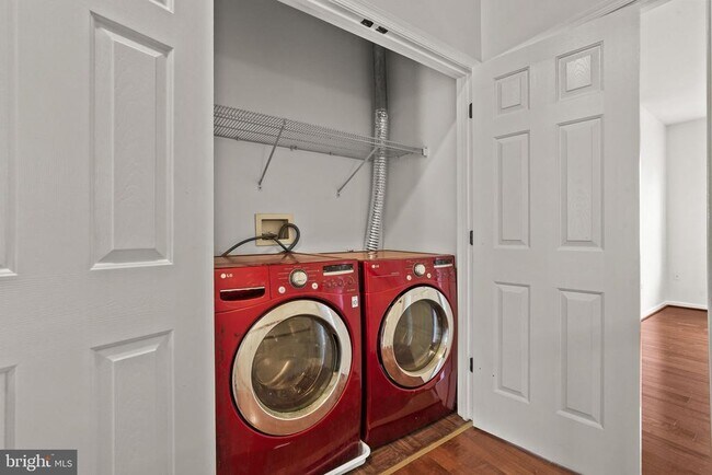 Building Photo - 13044 Town Commons Dr