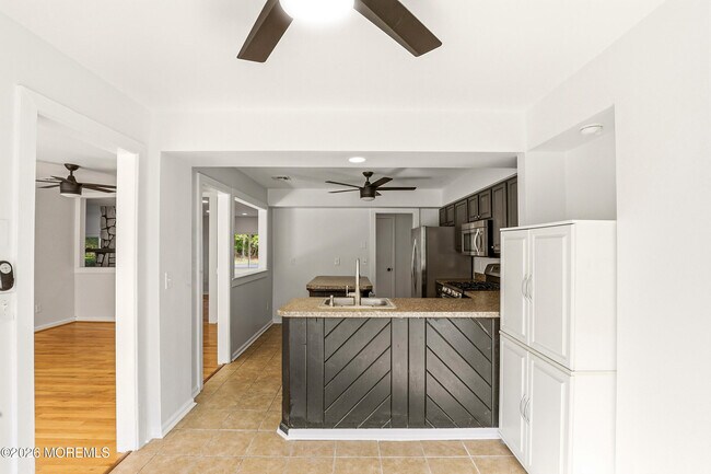 Building Photo - 2021 Paterson Ave