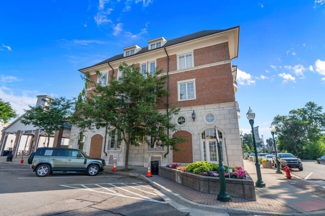 Building Photo - Exquisite Condo in Prime Plymouth Location