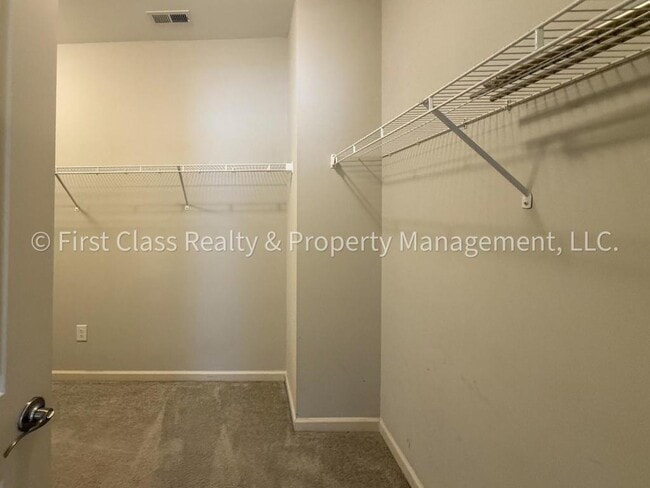 Building Photo - 565 Park View Drive