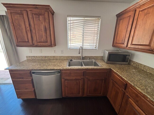 Building Photo - Charming 3-Bedroom Home with Modern Comfor...